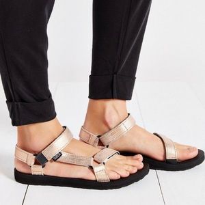 Gold Tevas